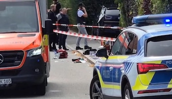 El cuerpo de policia se acerca al instituto Welfen-Gymnasium de Schongau, en Alemania, tras el altercado (Blaulichtreport Südschwaben)