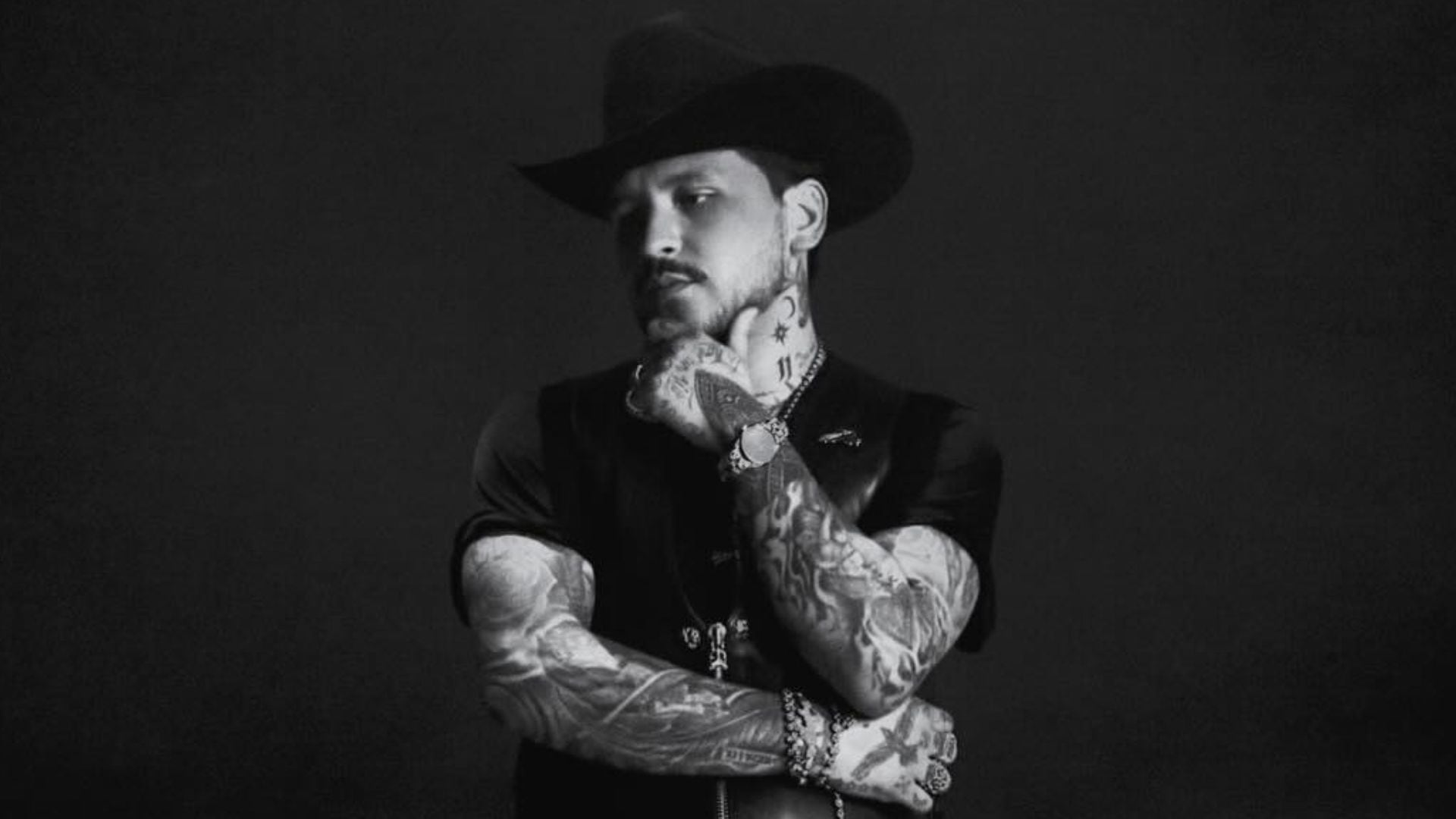 Una entrevista de 2023 vuelve a circular en redes sociales con los relatos del cantante sobre sombras, ruidos y brujería. (Facebook Christian Nodal)