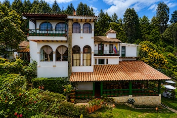 La escapada incluye fachadas conservadas, una obra religiosa del siglo XVII, artesanías locales y caminos de alta montaña que suelen compararse con paisajes alpinos por su entorno natural - crédito Google Maps/Imagen Ilustrativa Infobae