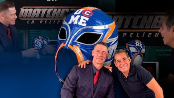 John Cena queda sorprendido al ver su propia máscara de luchador mexicano que Yordi Rosado le regaló