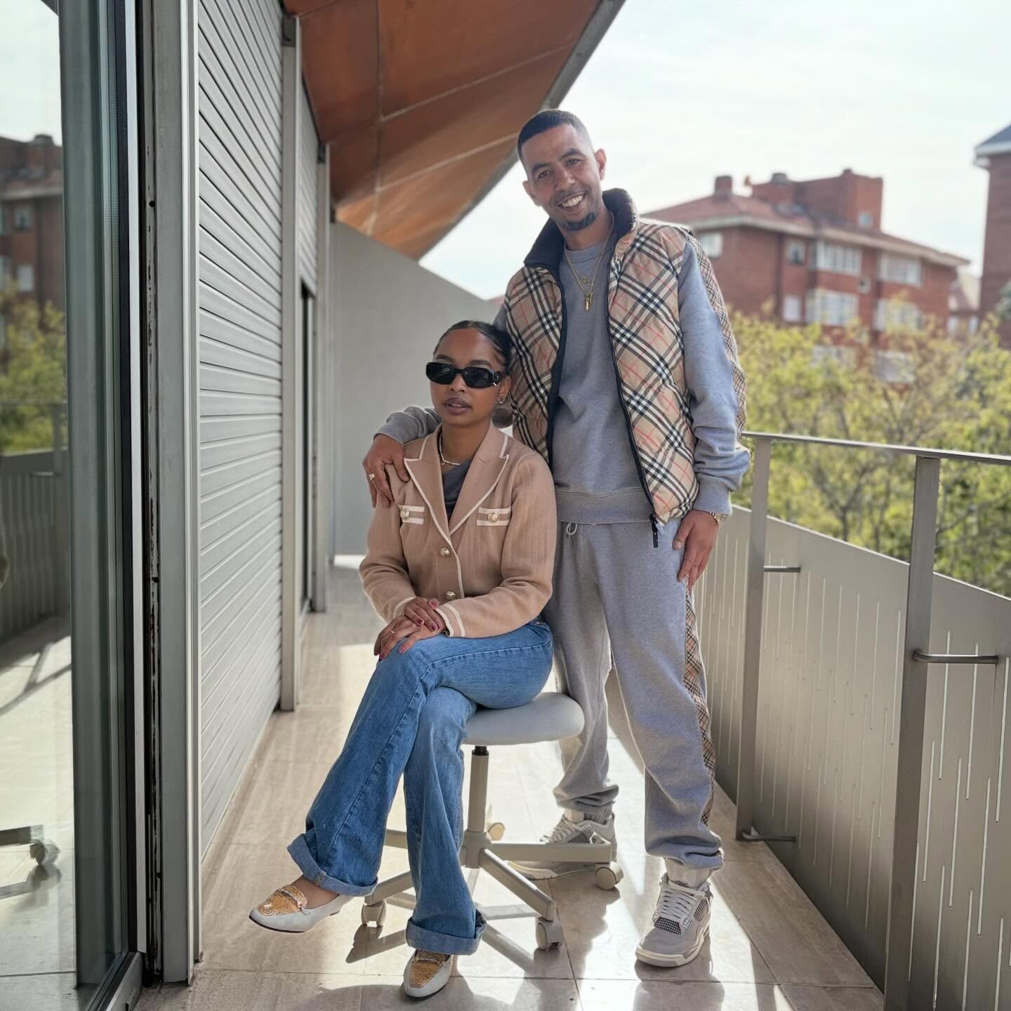 compartió una imagen con emojis de corazones y anillos de boda