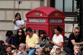 La gente espera cerca de Parliament Square antes de la procesión del Gun Carriage que llevará el ataúd de la reina Isabel II desde el Palacio de Buckingham hasta el Westminster Hall en Londres
