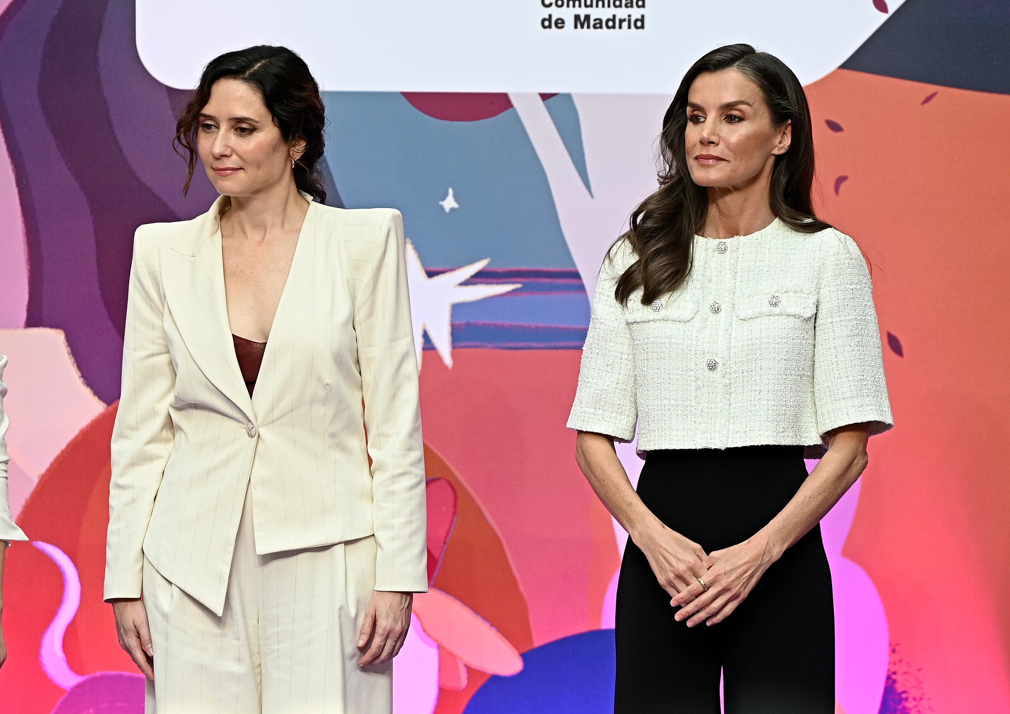 La Reina Letizia junto a Isabel Díaz Ayuso en la gala de Premios SM de Literatura Infantil y Juvenil “El Barco de Vapor” y “Gran Angular”. (EUROPA PRESS).