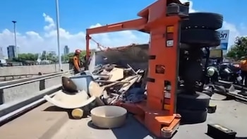 Un camión con un volquete