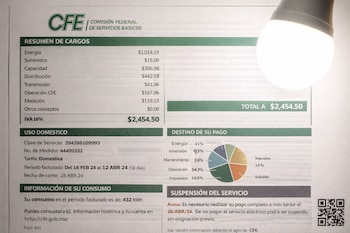 Factura de la Comisión Federal de Electricidad (CFE) con resumen de cargos y detalles de consumo, junto a una bombilla LED blanca encendida y un código QR.