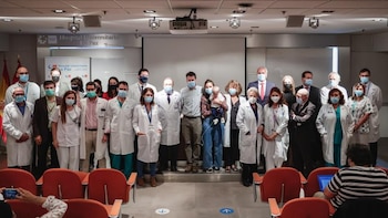 El equipo del Hospital Universitario La Paz posa con la paciente de 13 meses que recibió un trasplante de intestino en asistolia.