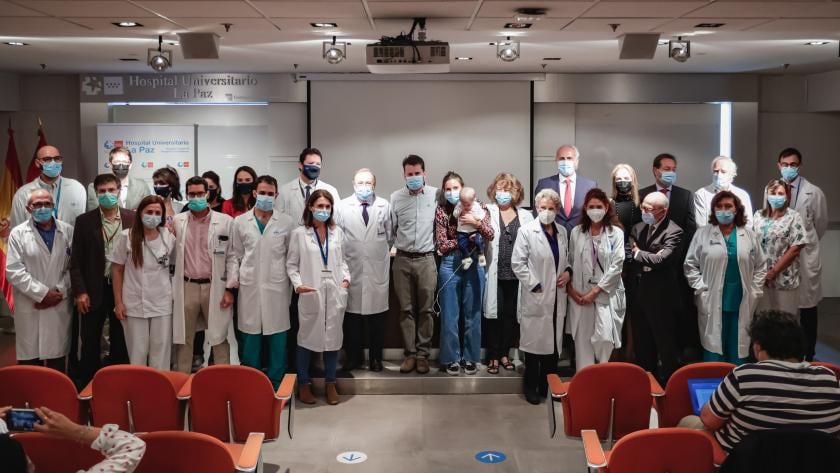 El equipo del Hospital Universitario La Paz posa con la paciente de 13 meses que recibió un trasplante de intestino en asistolia. (Comunidad de Madrid)