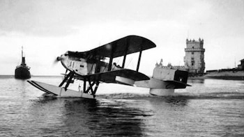 Histórico: el 30 de marzo de 1922 en Lisboa, Portugal, el piloto Sacadura Cabral y el navegador Gago Coutinho despegan desde el río Tajo. Al fondo, la emblemática Torre de Belém (Archivo Histórico de la Fuerza Aérea Portuguesa)