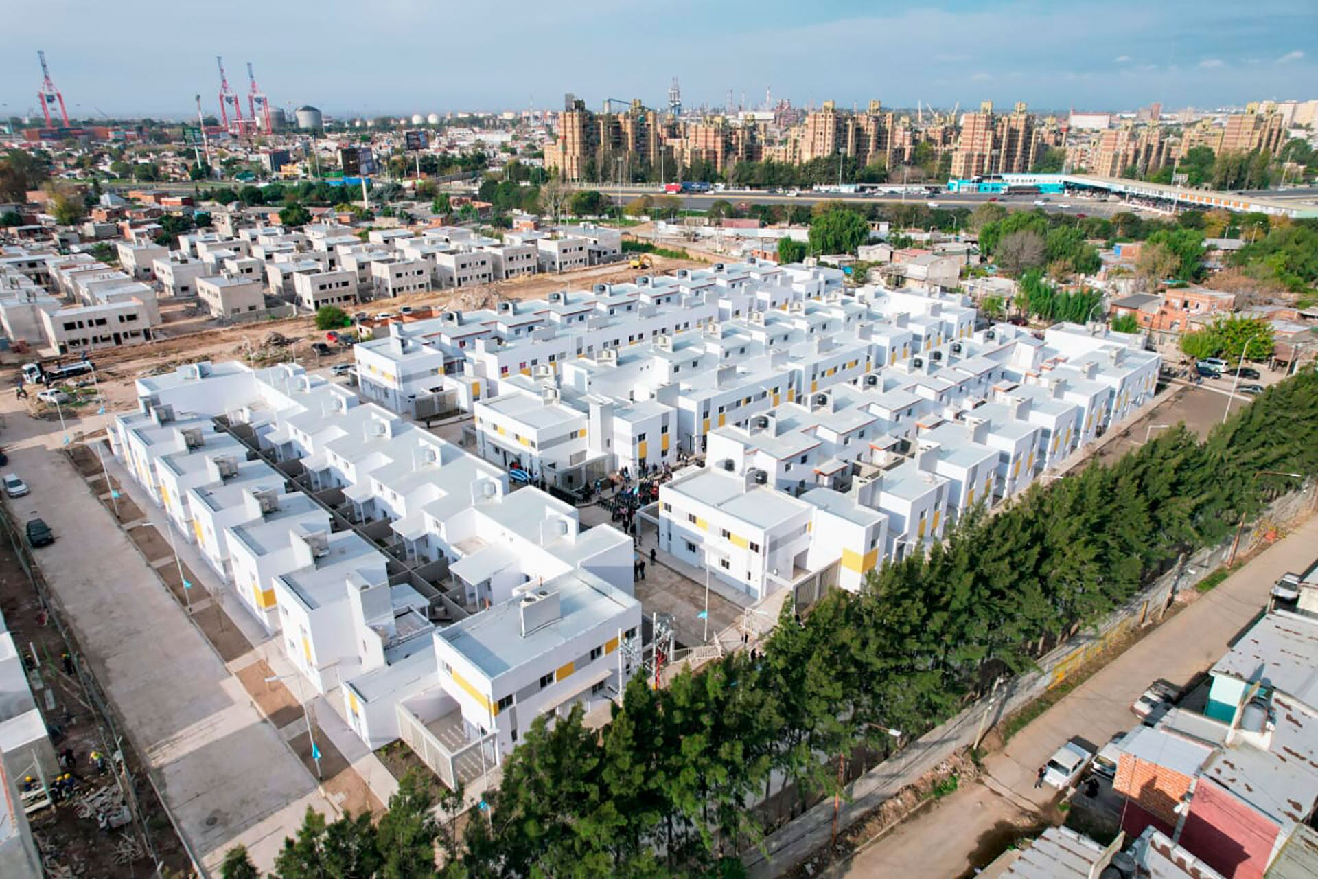 Los complejos habitacionales del programa ofrecen espacios verdes y acceso a servicios esenciales en diferentes regiones del país
