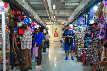 Autoridades y banca privada impulsan el acceso al crédito productivo para pequeños negocios en la zona./(Mercado Hula Hula)