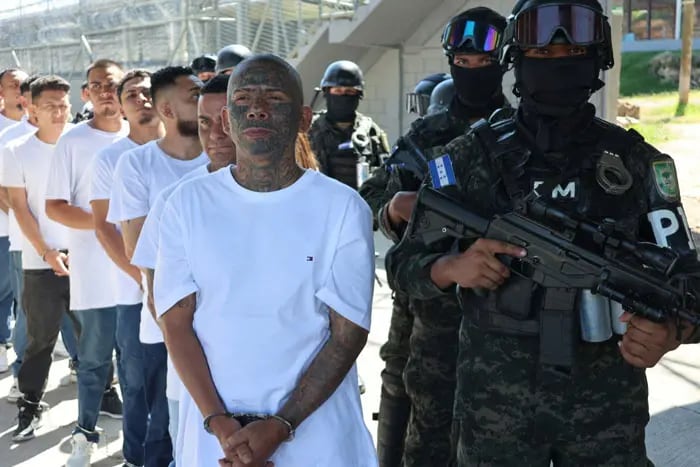 Las pertenencias de las personas privadas de libertad también fueron revisadas para evitar el ingreso de objetos ilícitos. (Foto: Cortesía)