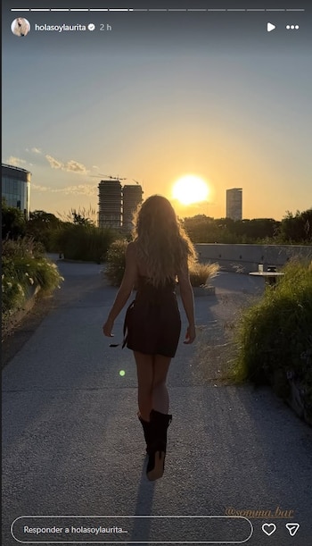 Laurita eligió unas botas cowboy,