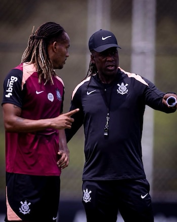 André Carrillo es dirigido en Corinthians por el holandés Clarence Seedorf, quien buscará sacarlo de la zona de descenso. - créditos: Corinthians