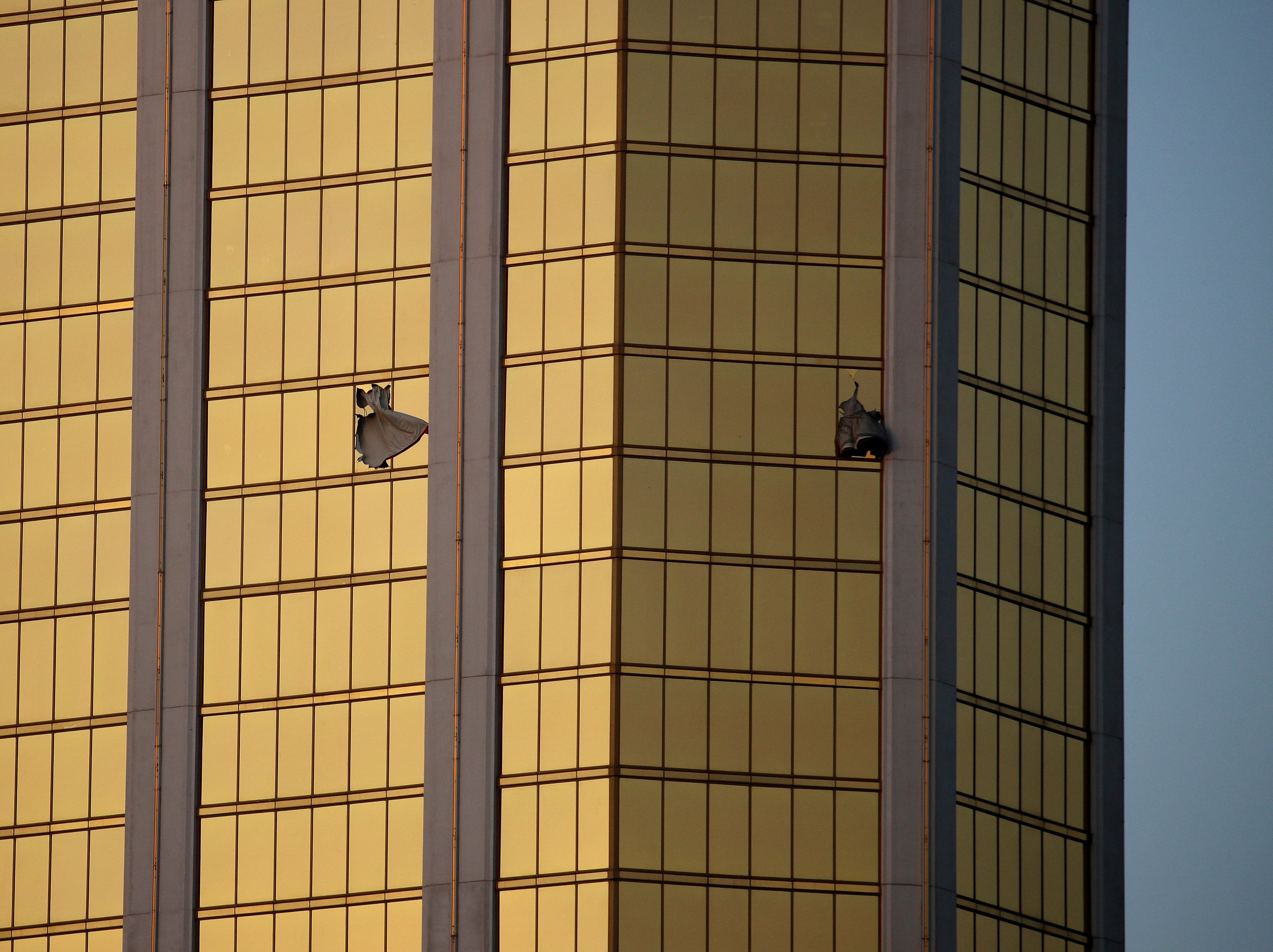 Las ventanas rotas del piso 32 del hotel Mandalay Bay desde donde Stephen Paddock disparó hacia las veintidós mil personas reunidas para un concierto de música country (AP)