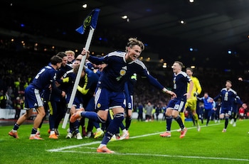 Scott McTominay, de Escocia, celebra con sus compañeros de equipo después de que Kenny McLean anotara su cuarto gol en el juego de fútbol de clasificación Europea para la Copa del Mundo de 2026 - crédito Andrew Milligan/PA vía AP