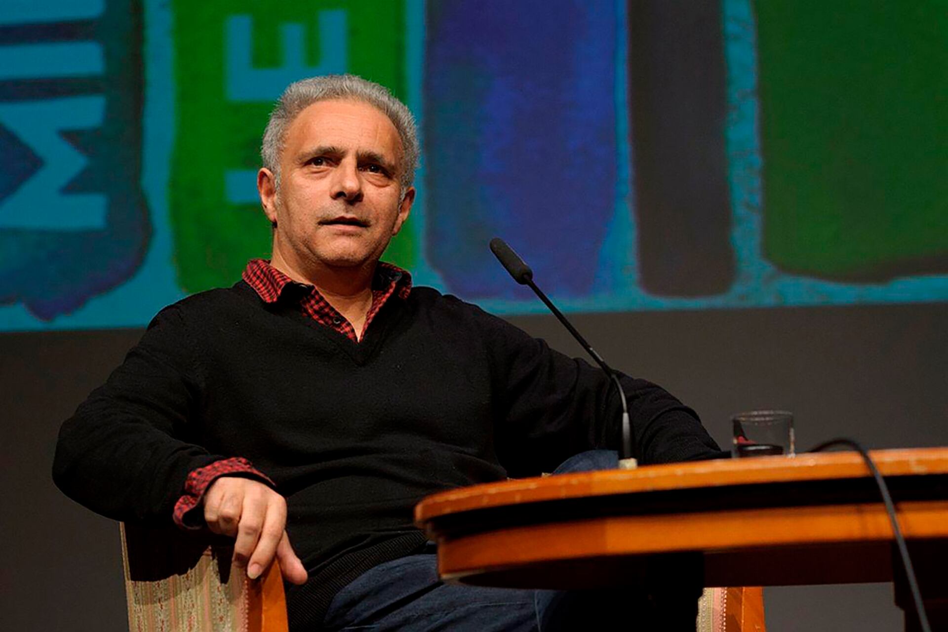 Hanif Kureishi nació en Londres el 5 de diciembre de 1954 y se crio en Bromley. Es novelista, autor teatral, guionista y director de cine, hijo de inglesa y pakistaní