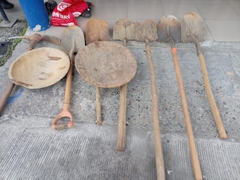 Durante el operativo, las autoridades decomisaron dos bateas artesanales de madera, seis palas y una piqueta utilizadas en la extracción ilegal de minerales. Tomada de MiAmbiente