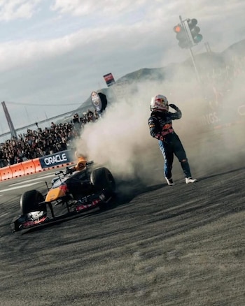 Yuki Tsunoda camina alejándose de