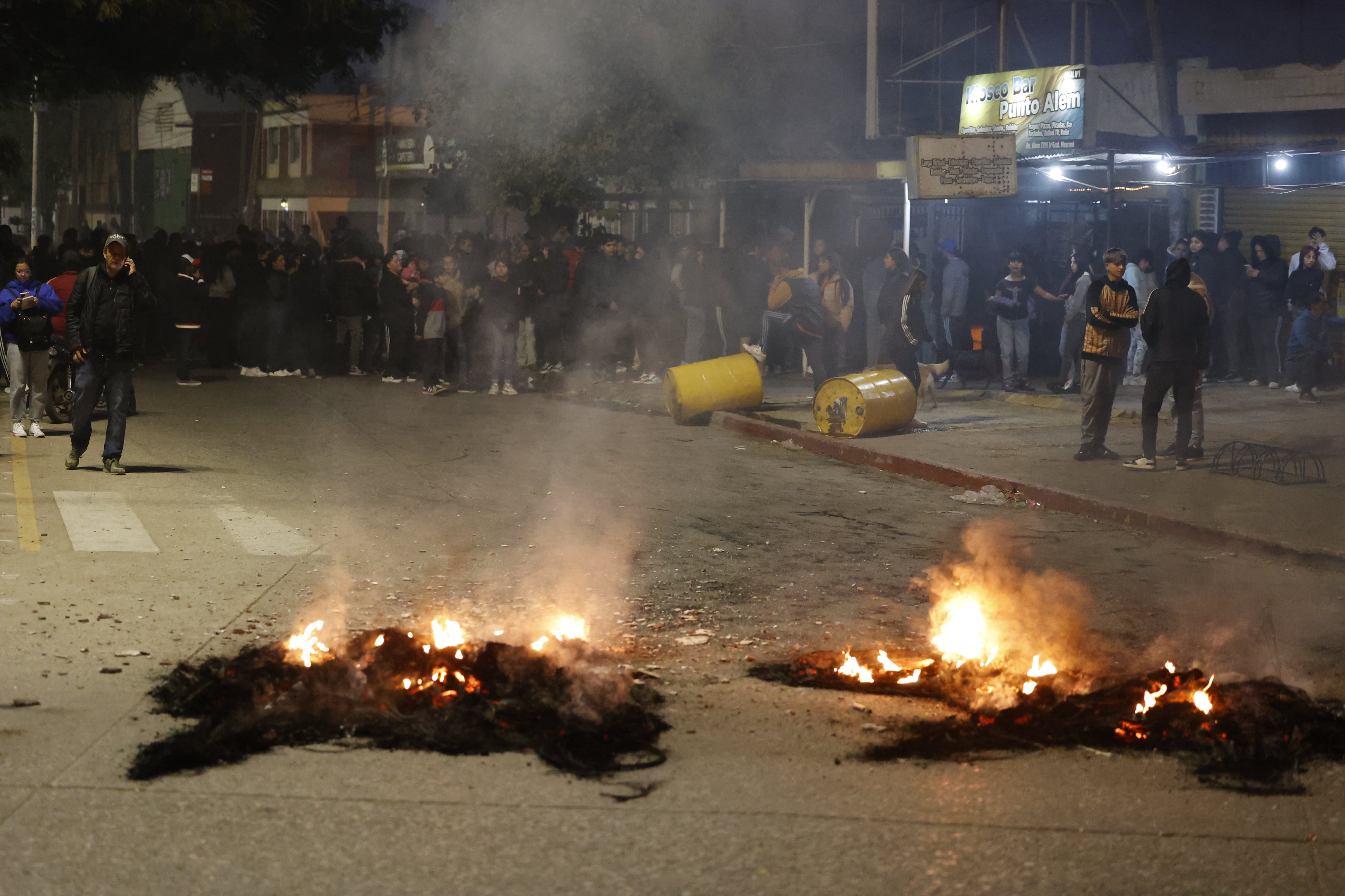 Allegados prendieron fuego a cubiertas, maderas y cartón (Mario Sar)
