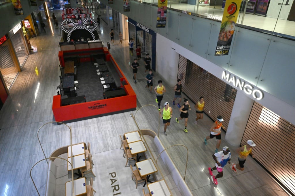Las organizaciones deportivas buscarán permisos en otros establecimientos si persiste la polución, después de adaptar dos plantas de Marina Square para que los atletas mantengan sus rutinas matutinas antes de la apertura (AFP)