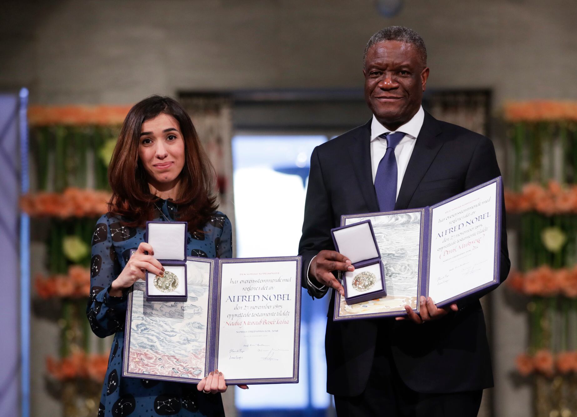 Nadia Murad recibió el Premio Nobel de la Paz junto al médico Denis Mukwege de Congo y Nadia Murad de Irak durante la ceremonia de premiación en el Ayuntamiento de Oslo, el lunes 10 de diciembre de 2018. (Haakon Mosvold Larsen / NTB Scanpix vía AP, Pool)