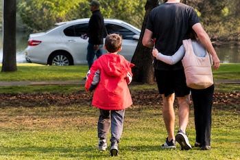 El niño volvió a sonreír tras recuperar la pelota gracias al gesto solidario de dos jóvenes en los Bosques de Palermo (Instagram)