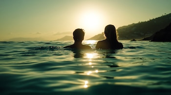 Escena de pareja disfrutando de un baño relajante, con velas y un ambiente romántico para compartir momentos únicos. - (Imagen Ilustrativa Infobae)