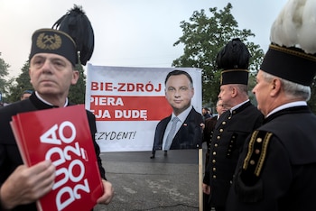 Mineros que apoyan al presidente