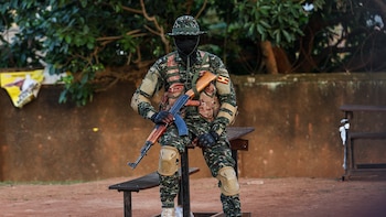 Policías y militares rodean la