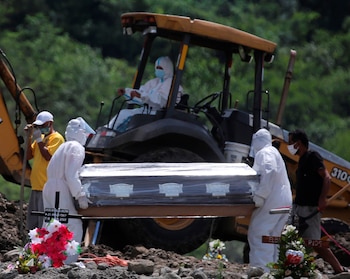 Los cuerpos de las víctimas serán entregados bajo estrictos protocolos de bioseguridad, con ataúdes sellados para evitar exposición al cianuro granulado. (EFE/Gustavo Amador/Archivo)