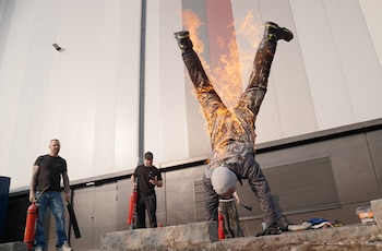 El hombre que hizo una vertical con todo el cuerpo en llamas durante 47 segundos y consiguió un récord Guinness