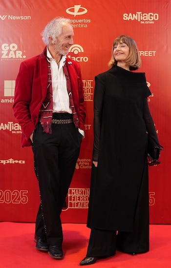 Boy Olmi eligió pantalón negro,