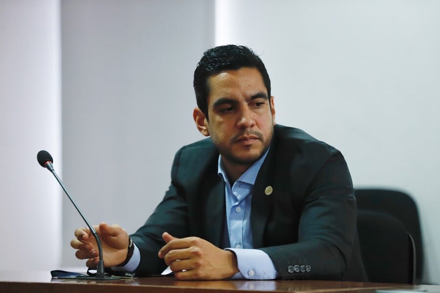 Revelan audios que comprometen al senador Álex Flórez, acusado de violencia intrafamiliar a su exesposa: “Me pegó el día que le dije que estaba embarazada”