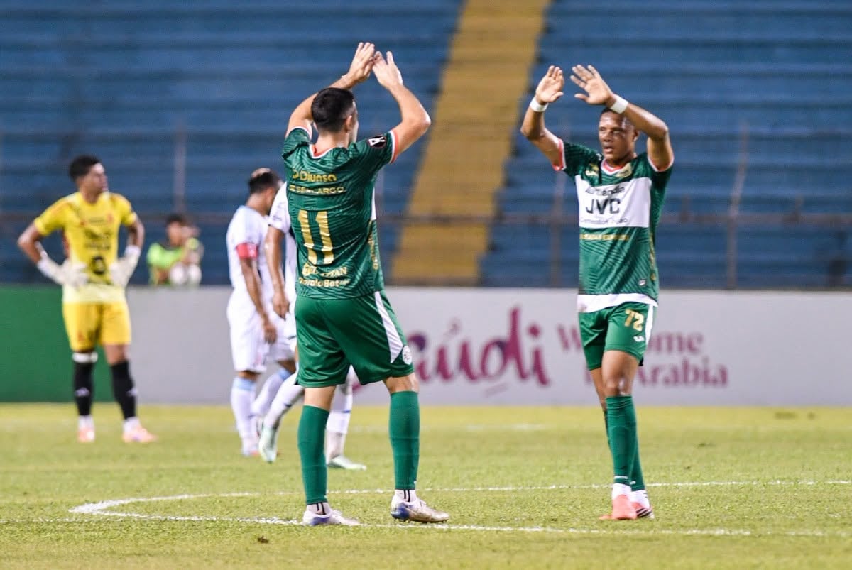 El cuadro hondureño celebró la remontada que los deja con ventaja mínima de cara al partido de vuelta en San Salvador. (Photo by Orlando SIERRA / AFP)