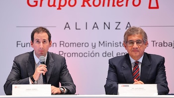 Manuel Romero y Juan Sheput sentados en una mesa con micrófonos frente a un panel publicitario de la Fundación Romero y el Ministerio de Trabajo