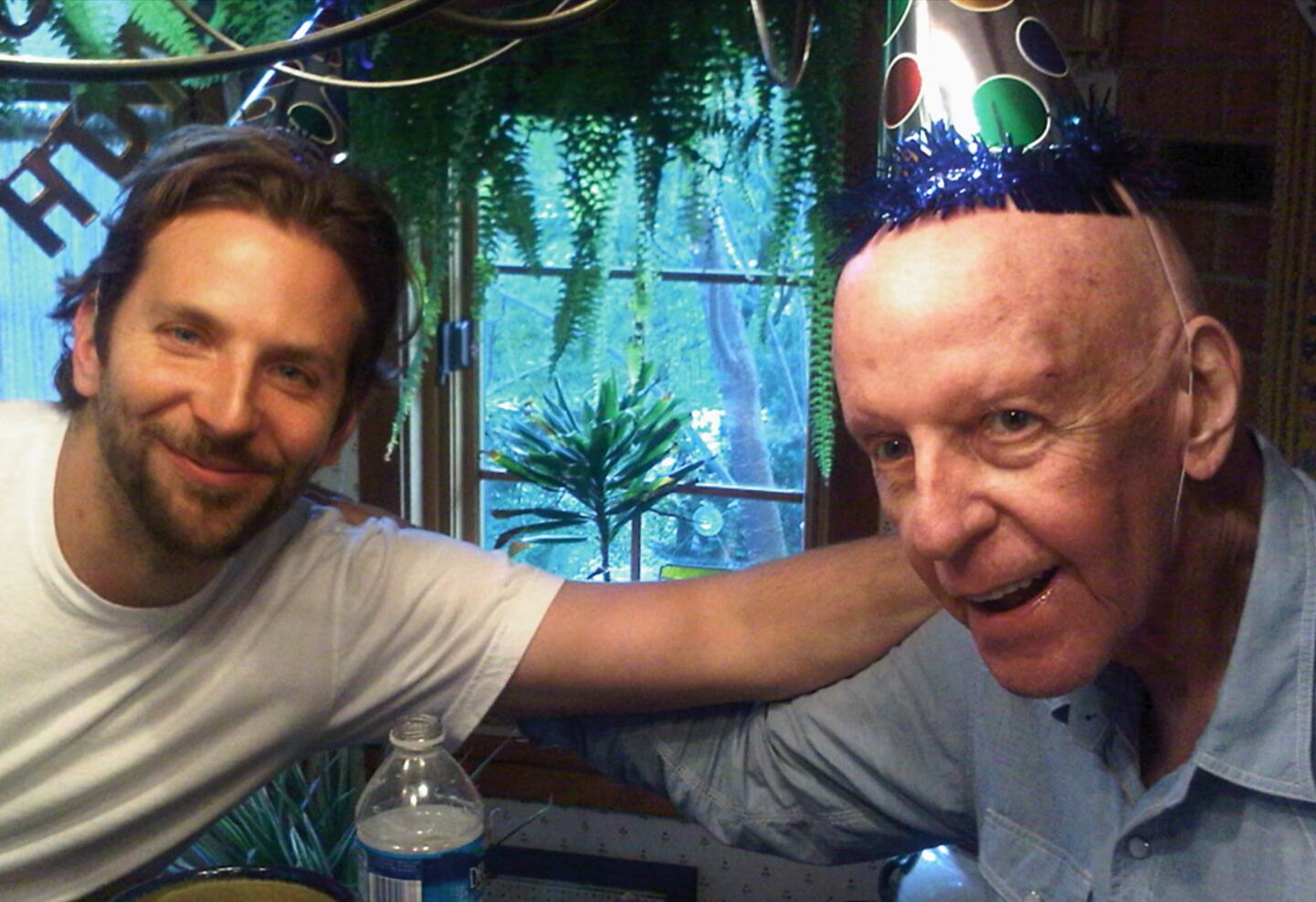 Fotografía de Bradley Cooper y su padre mostrada en la promoción de