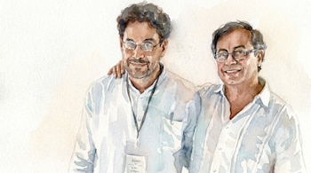 Ilustración en acuarela de dos hombres sonrientes con gafas y camisas claras, el hombre de la izquierda abraza al de la derecha por el hombro.