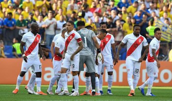 El lamento de los jugadores peruanos tras la goleada en contra 5 a 0 con Brasil. | Foto: Difusión