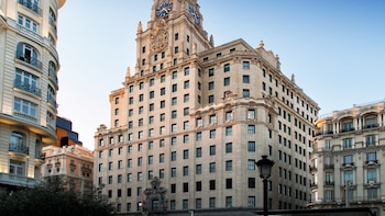 Telefónica traspasa su icónico edificio de Gran Vía a Tomás Olivo por una suma superior a 200 millones de euros