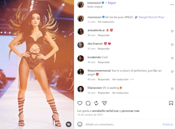 Captura de pantalla de Instagram con una modelo digital en lencería negra, alas y sandalias altas sobre una pasarela