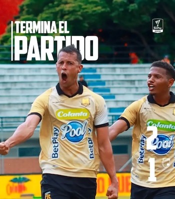 Andrés Ricaurte celebrando su gol para Águilas Doradas, ante Independiente Santa Fe, y el diseño con el que el equipo antioqueño presume la victoria 2-1 ante Santa Fe - crédito Águilas Doradas