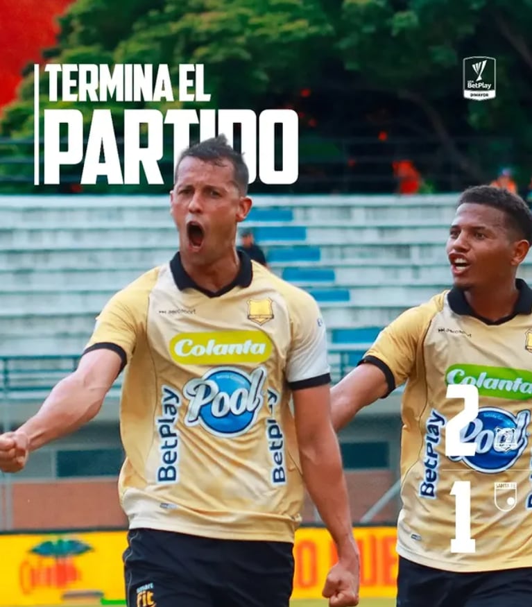 Andrés Ricaurte celebrando su gol para Águilas Doradas, ante Independiente Santa Fe, y el diseño con el que el equipo antioqueño presume la victoria 2-1 ante Santa Fe - crédito Águilas Doradas