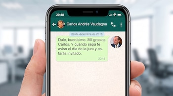 Mano sostiene un teléfono móvil con un chat de WhatsApp entre Carlos Andrés Vaudagna y Gastón Salmaín del 20 de diciembre de 2018 que muestra un mensaje.