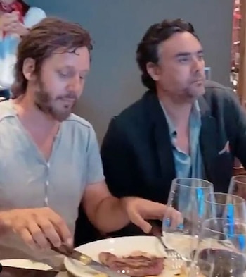 Benjamín Vicuña degustando un churrasco