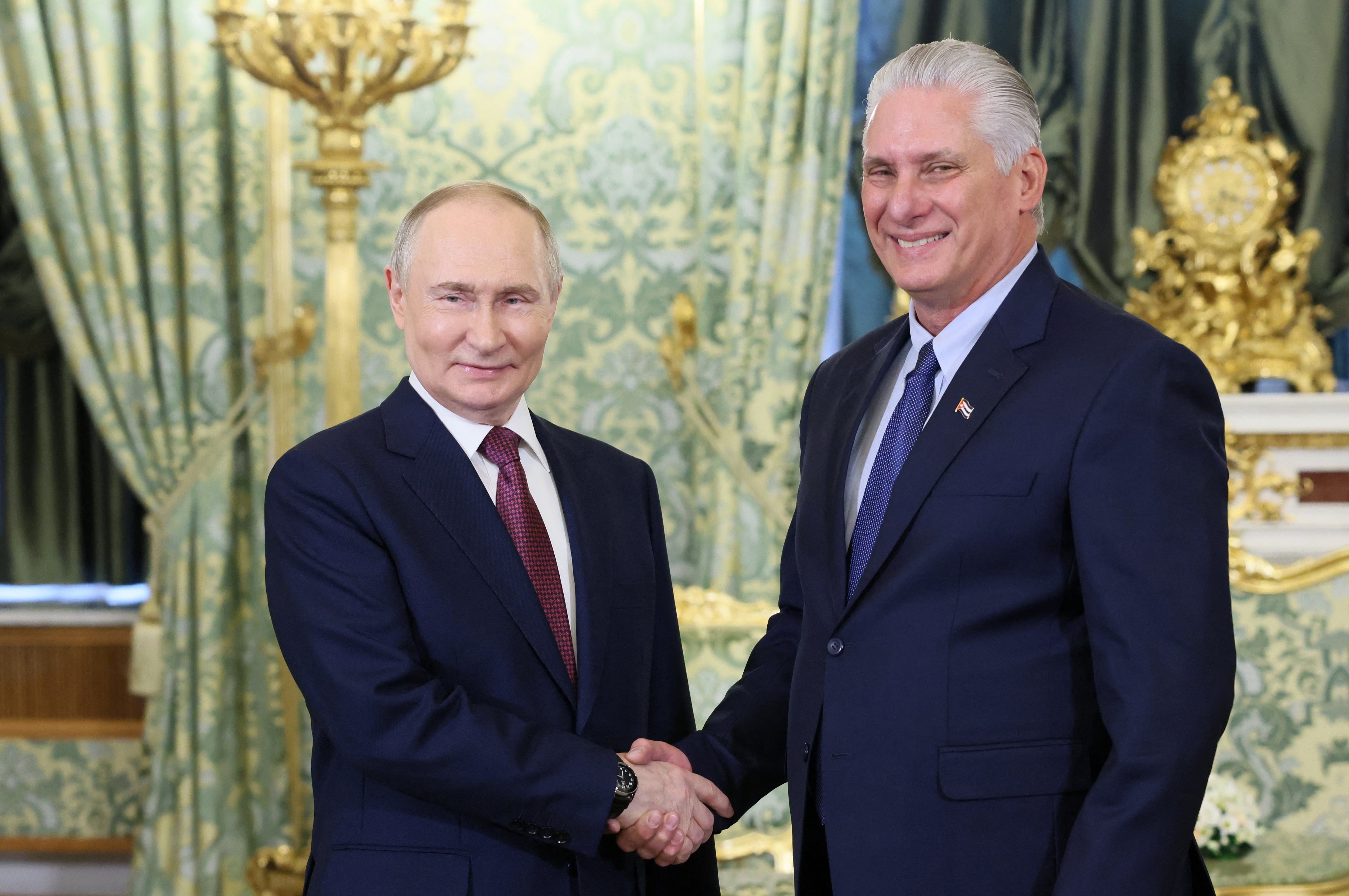 El presidente ruso, Vladimir Putin; junto al dictador cubano, Miguel Díaz-Canel, en Moscpu el 7 de mayo de 2025 (Sputnik/Mikhail Metzel/Pool via REUTERS)