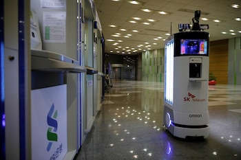 Un robot sanitizante durante una