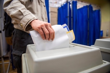 Un hombre vota en un centro electoral durante las elecciones locales y al Parlamento Europeo en Budapest, Hungría, el domingo 9 de junio de 2024. (Zoltan Balogh/MTI via AP)