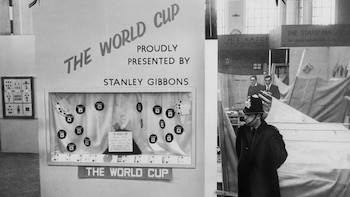 Un policía monta guardia en