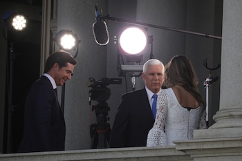 Jesse Watters (izquierda) durante una entrevista con el vicepresidente de Estados Unidos Mike Pence