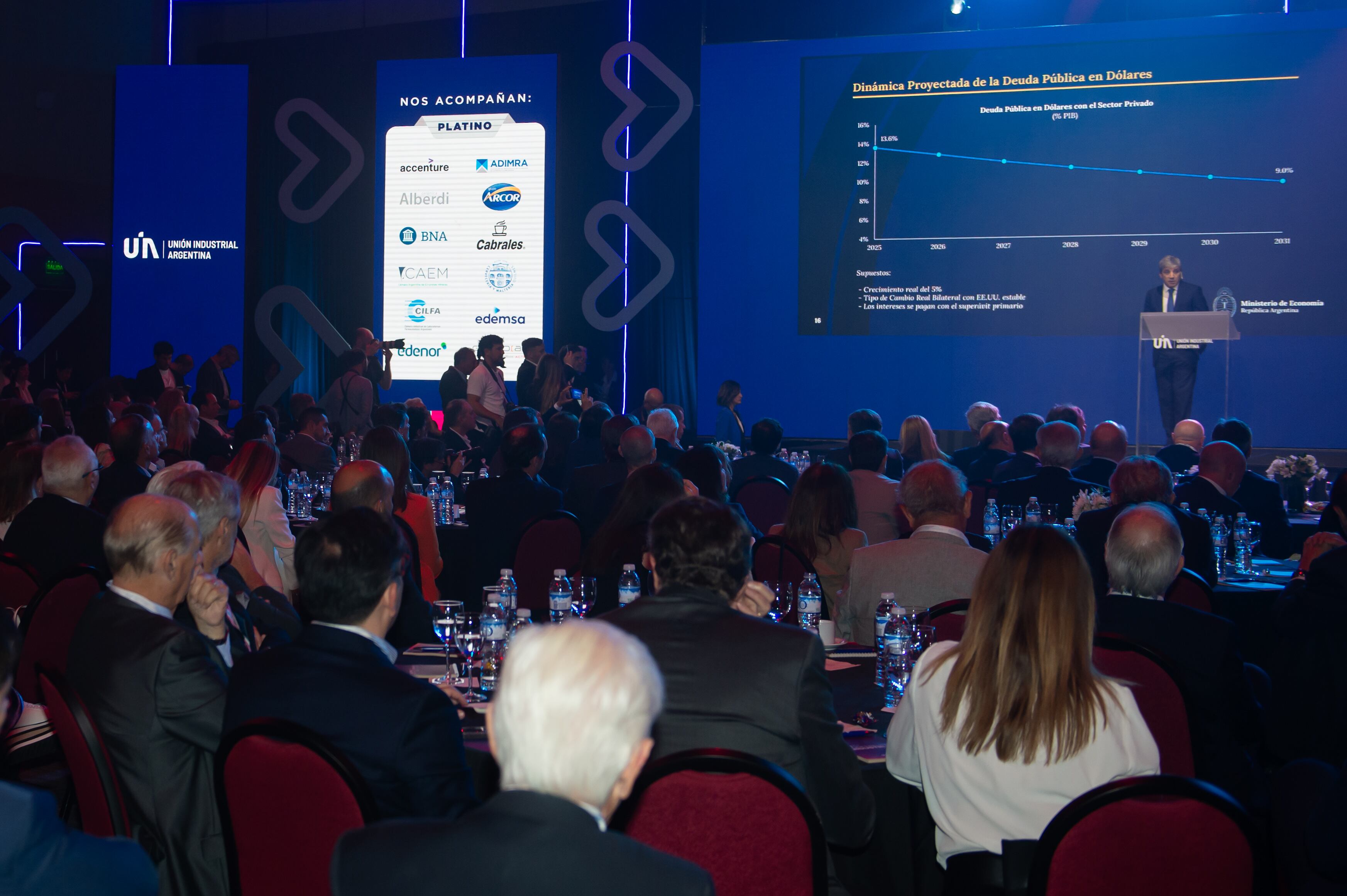 El ministro de Economía, Luis Caputo, disertando durante la Conferencia Industrial de la UIA. Fotografía: Jaime Olivos